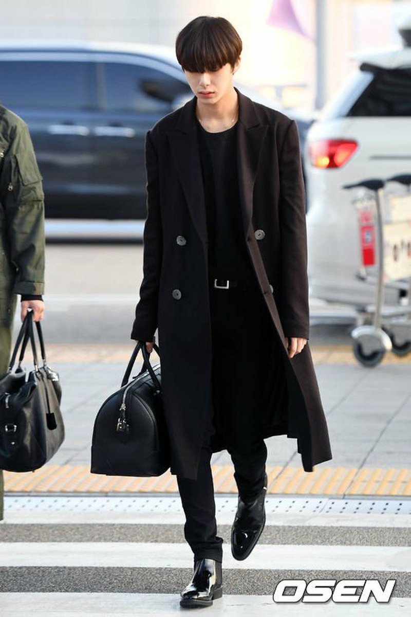 Bang_of_MonstaX's tweet photo. A MODEL IS ALWAYS BEING A MODEL WHEREVER HE IS ππ΄π #νμ #λͺ¬μ€νμμ€ #H.one #princeturtle #SWAG https://t.co/sOBobXdyc6
