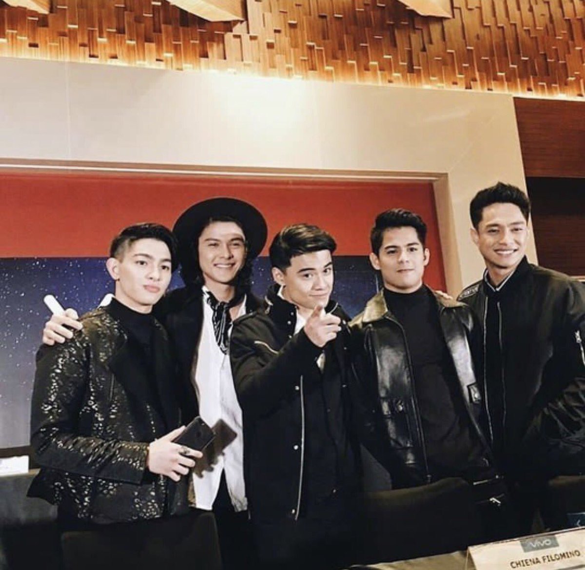 rusreymusic's tweet photo. Thank you so much @Vivo_Phil for this amazing opportunity! We had so much at the Vivo V7+ launch! #VivoV7Plus #ClearerSelfie https://t.co/gZ0wybGuF7