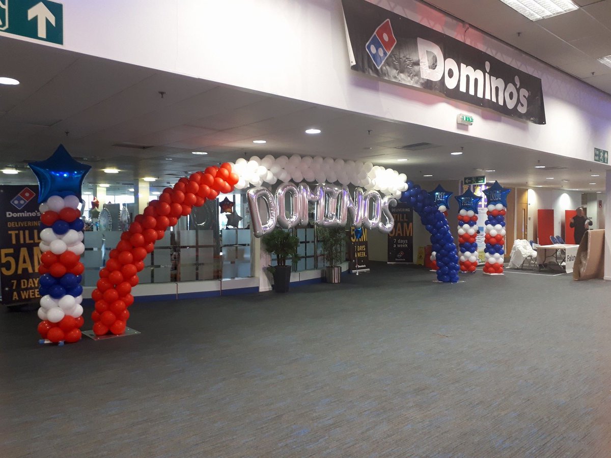 Partyfromabox's tweet photo. Freshers Fayre Balloons for @UWEBristol today. https://t.co/HXVoo2GHXF