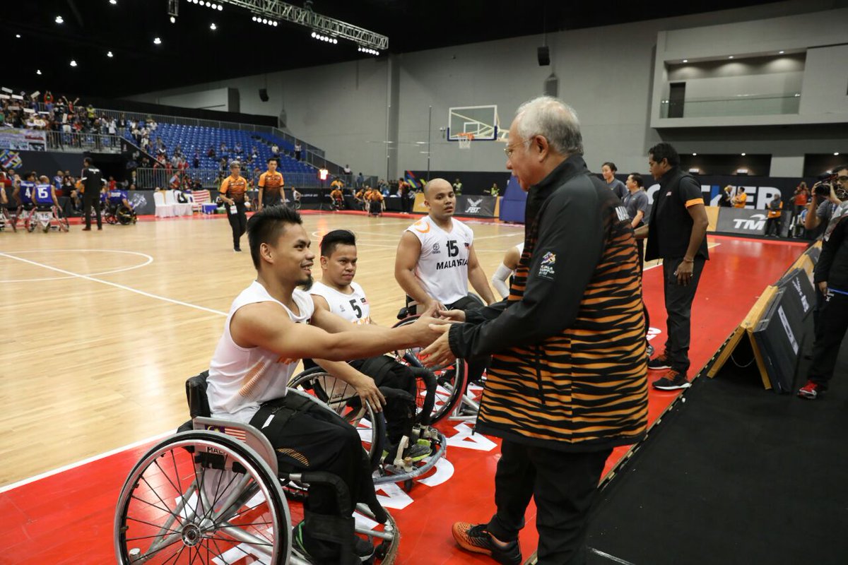 NajibRazak's tweet photo. Semangat juang yang luar biasa ditunjukkan oleh pasukan bola keranjang. Tahniah menang perak! #APGKL2017 https://t.co/zd6Ww8hbiq