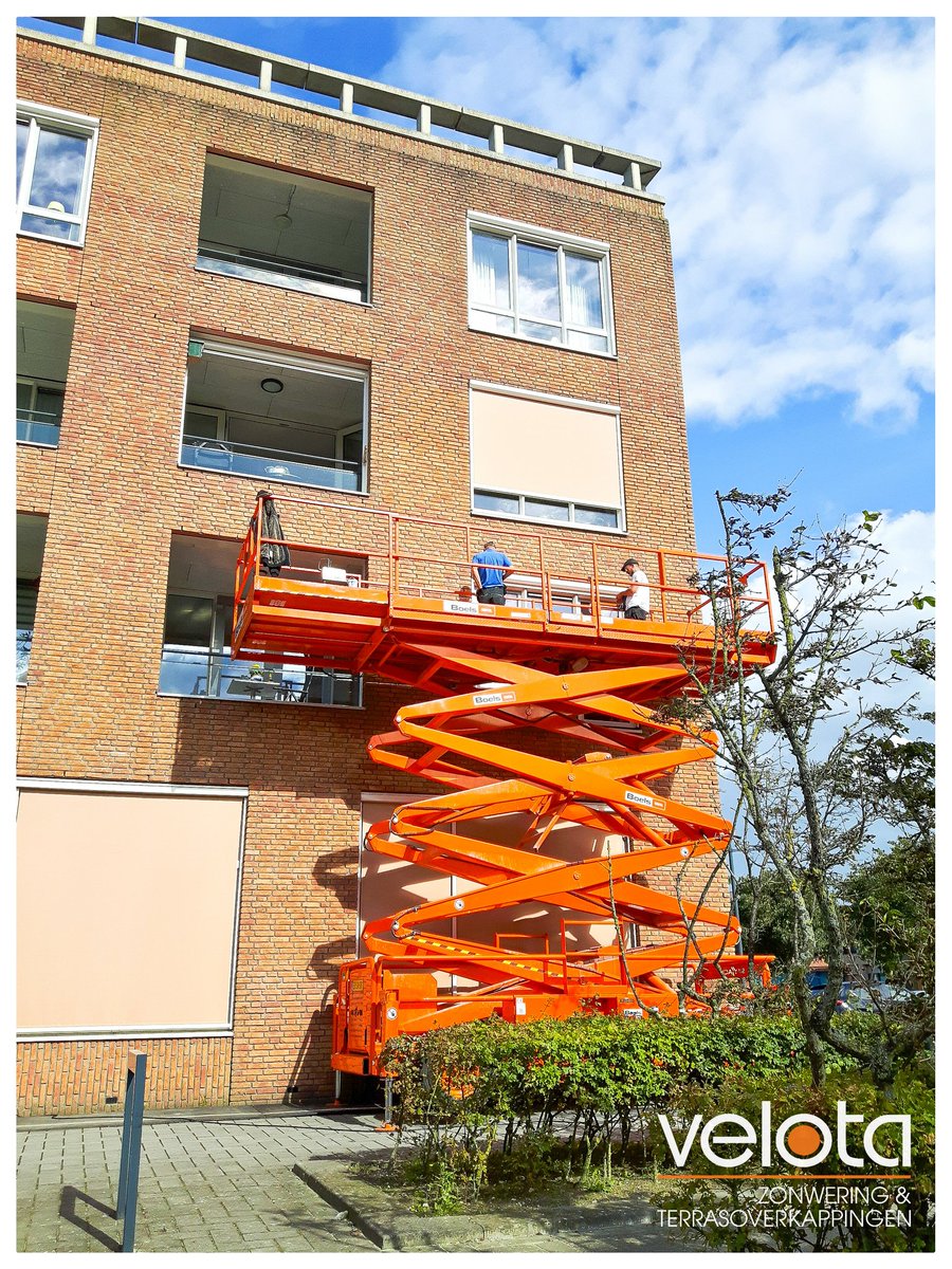 Druk bezig voor Ymere Meeuwenstraat Floriande in Hoofddorp. Vervanging van de in de bouw geleverde zonwering door onze kwaliteit zonwering.
