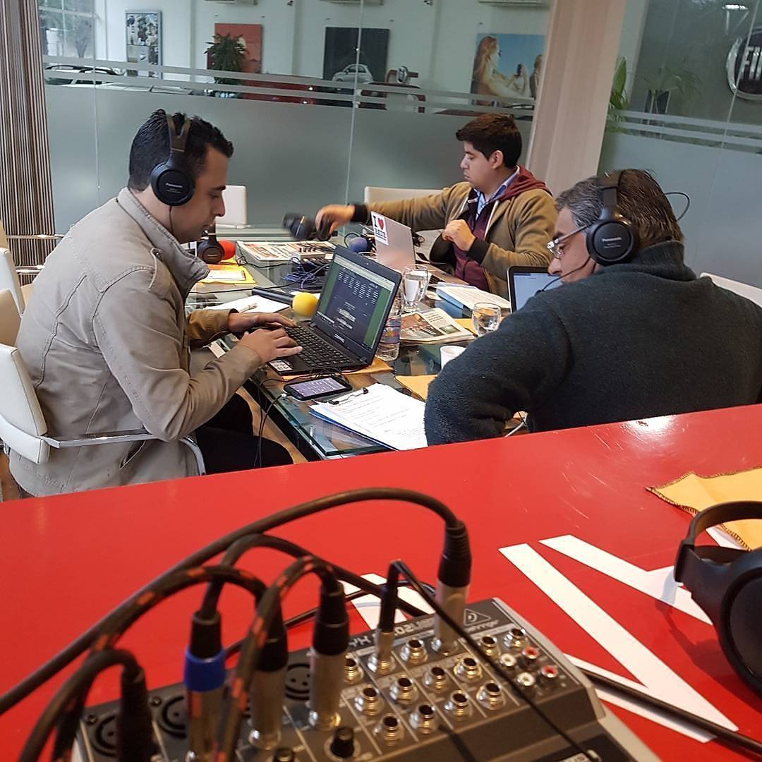 AlvarezJorgeok's tweet photo. Hola buen día!!!Arrancamos #LaBrújula hasta las 10 #RadioValleViejo #TeInformamos #Positivos #Diferentes
Desde #LEDIAN #FIAT #Primaveron https://t.co/J4lJ9Q85Hb