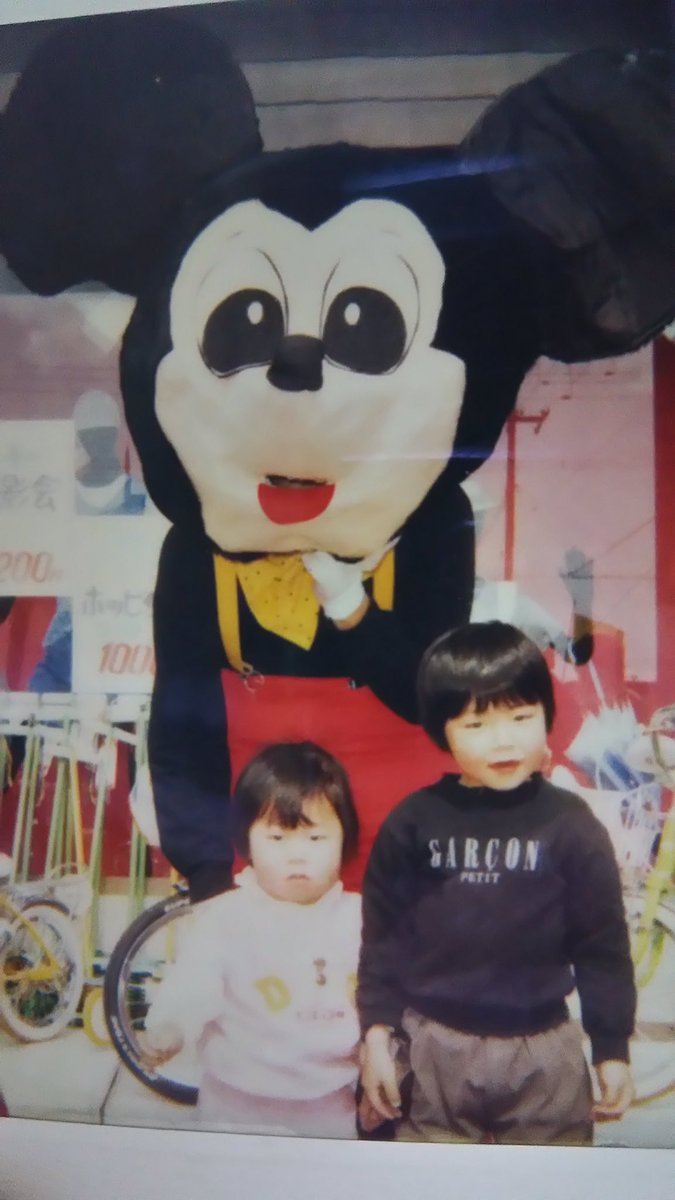 成山 剛 Auf Twitter ミッキーマウスだと思ってたのは耳のでかい化け物だった 完全に田舎を舐めてるな なんなら肌でてるし 首重いのか取れそうになっておさえてるし 俺のギャルソンってかいたトレーナーもかなり怪しい 俺の半笑いと妹の真顔も 永遠に 成山 剛 Auf Twitter ミッキーマウスだと思ってたのは耳のでかい化け物だった 完全に田舎を舐めてるな なんなら肌でてるし 首重いのか取れそうになっておさえてるし 俺のギャルソンってかいたトレーナーもかなり怪しい 俺の半笑いと妹の真顔も 永遠に