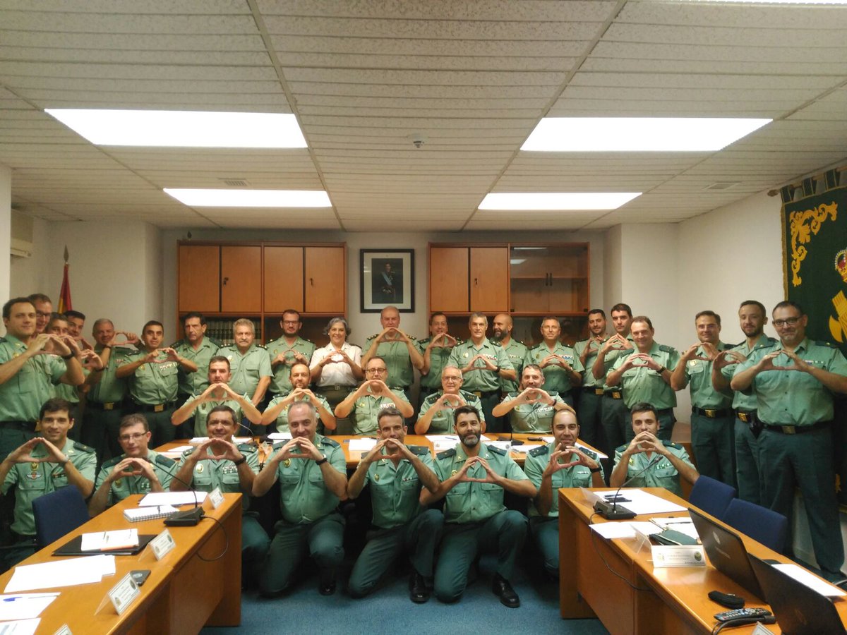guardiacivil's tweet photo. Debatiendo cómo reforzar y concienciar medidas de seguridad vial en España.
Objeto: todos los días #ProjectEDWARD
✒️ https://t.co/CF59IFd1UK https://t.co/GDIPW9M1tS