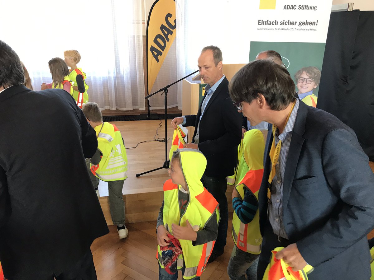 dpdhl_fra's tweet photo. Viel Prominenz bei Westenübergabe @ADAC & @DeutschePostDHL in #Gotha: #Staatssekretär K.Sühl, OB #K. Kreuch #Postchef #Erfurt&Suhl A.Leibold https://t.co/yLsqZCs4lu