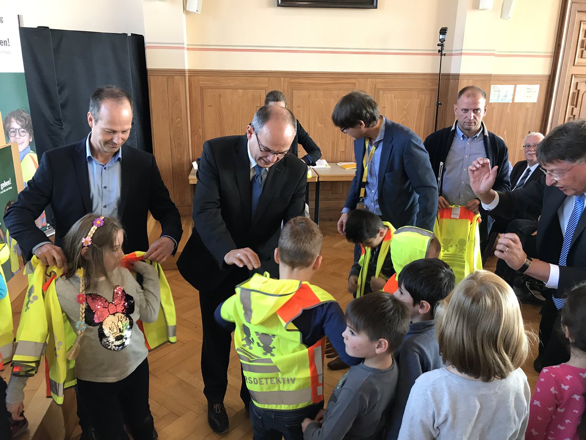 dpdhl_fra's tweet photo. Viel Prominenz bei Westenübergabe @ADAC & @DeutschePostDHL in #Gotha: #Staatssekretär K.Sühl, OB #K. Kreuch #Postchef #Erfurt&Suhl A.Leibold https://t.co/yLsqZCs4lu