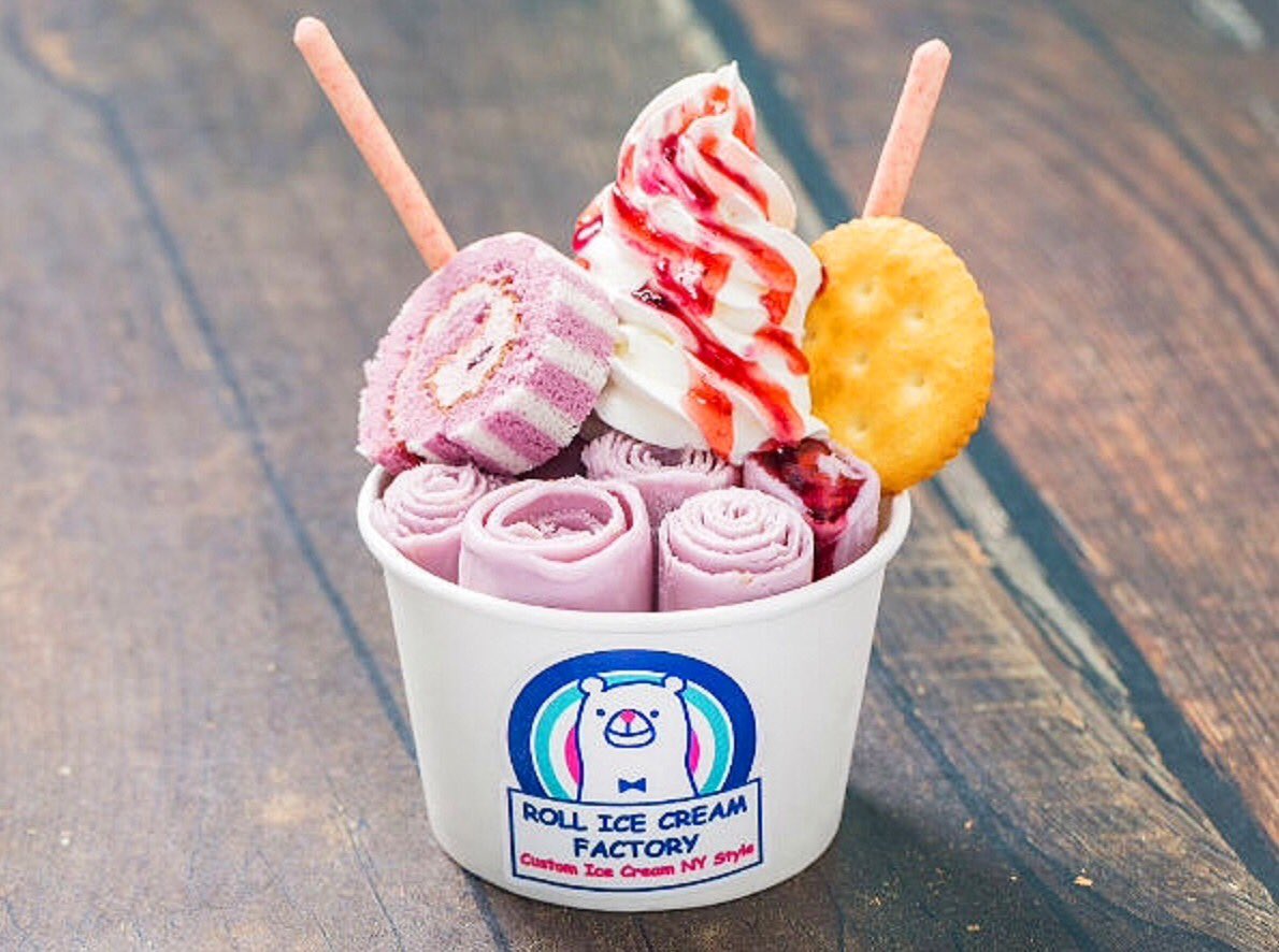 sweetroad5's tweet photo. 原宿にあるロールアイス専門店「ROLL ICE CREAM FACTORY(ロール アイスクリーム ファクトリー」から『巨峰ヨーグルト』と、ミントとチョコの最強ミックス『チョコミント』の２種類の期間限定フレーバーが新発売されました✨ https://t.co/LQe4l9V9rE