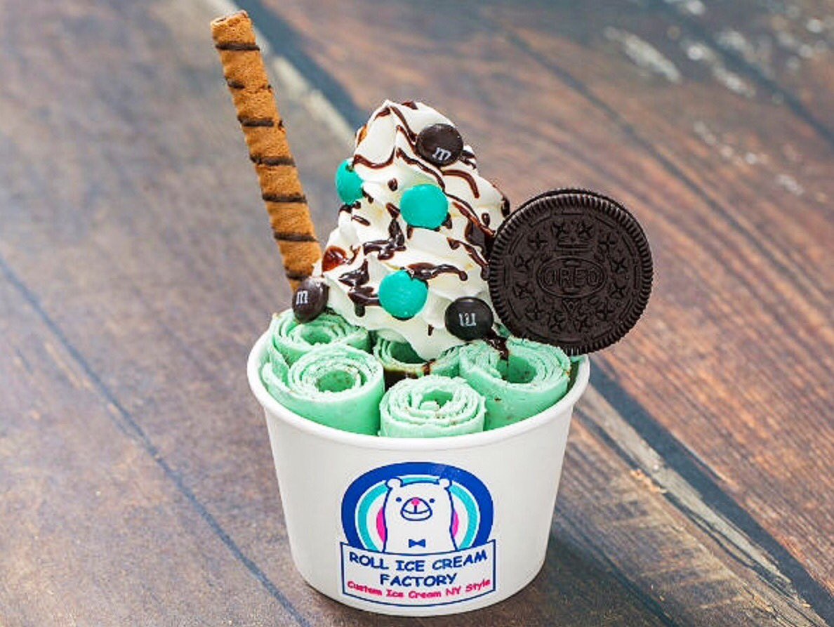 原宿にあるロールアイス専門店「ROLL ICE CREAM FACTORY(ロール アイス