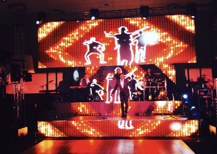 SingSongTeam's tweet photo. #SingSong #Orchestre #DjLive #ShowTime #Mariage #Wedding #AmazingPodium #FireOnStage #LuxuryBand #Pergola #MettezVosRevesEnMusique https://t.co/JtBeSNv5Z3