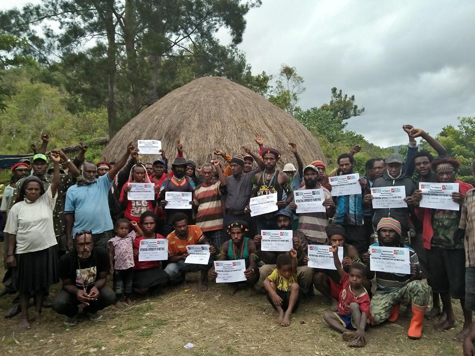 FreeWestPapua's tweet photo. People in #Lapago, #WestPapua supporting the petition to #LetWestPapuaVote #BackTheSwim #LetWestPapuaVote https://t.co/Ut5m8EPmQo