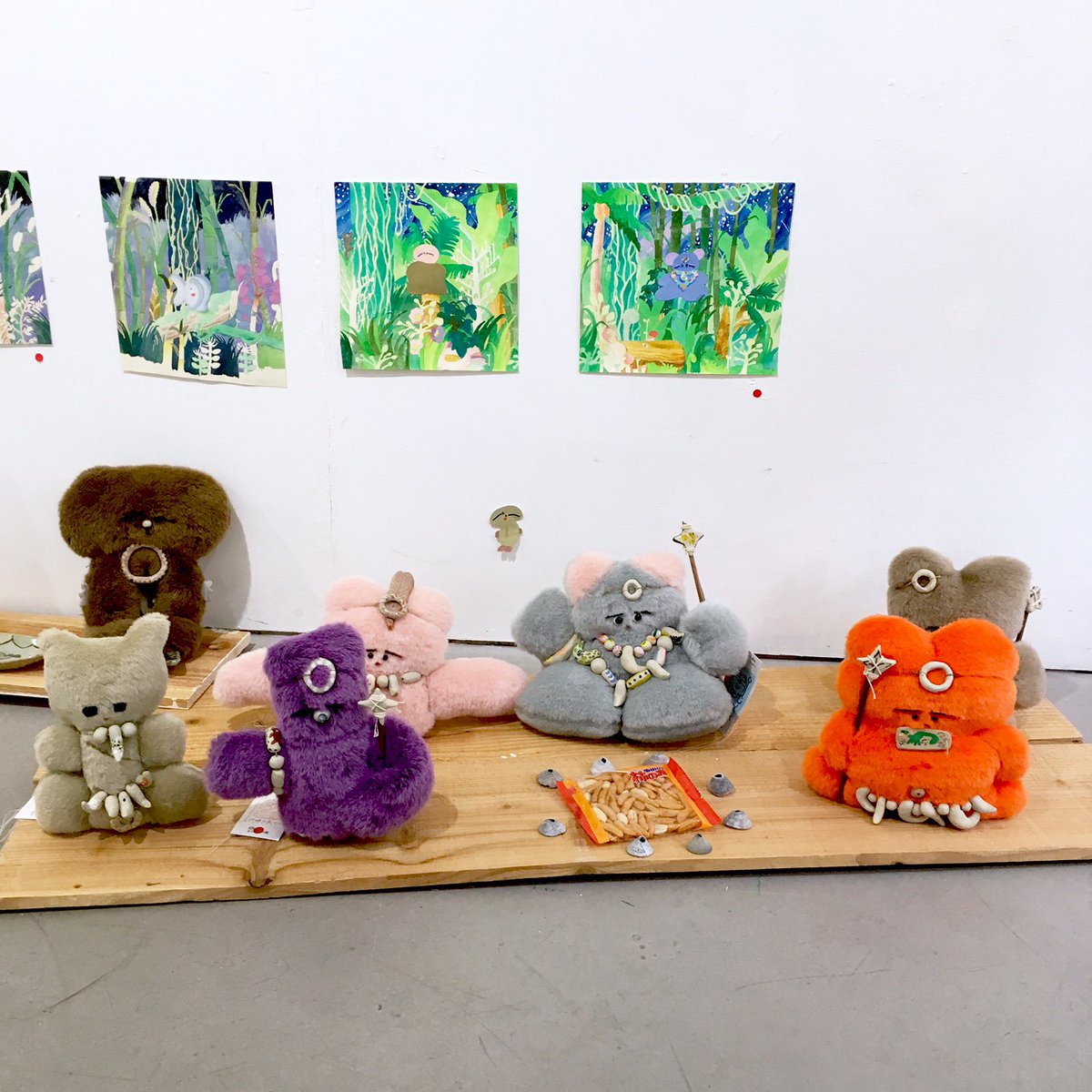 She Is در توییتر 片岡メリヤス 最後の手段 ちえちひろによる合同展 俺たちの先祖 が大阪にて開催中 ジャンルの違う作家が集うことで ぬいぐるみがイラストになったり それが食器になったり という不思議な連鎖と交流が生まれた展示です 10 1 T Co She Is در توییتر 片岡メリヤス 最後の手段 ちえちひろによる合同展 俺たちの先祖 が大阪にて開催中 ジャンルの違う作家が集うことで ぬいぐるみがイラストになったり それが食器になったり という不思議な連鎖と交流が生まれた展示です 10 1 T Co