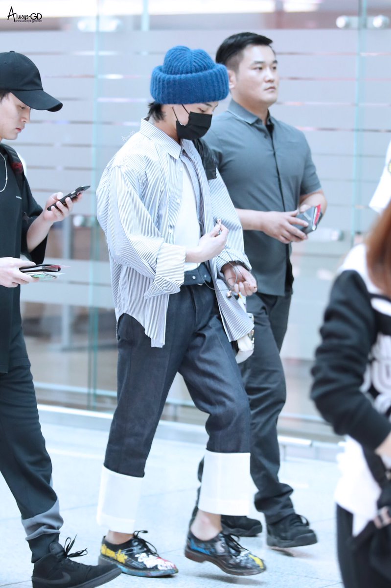 always_gd's tweet photo. 17.09.16 🛫

🤶🏻👕👖👞✨🎨✍🏻✔️

#권지용 💙
#지드래곤 💙
#PEACEMINUSONE 💙

#AlwaysGD https://t.co/1rPrb6ucmp