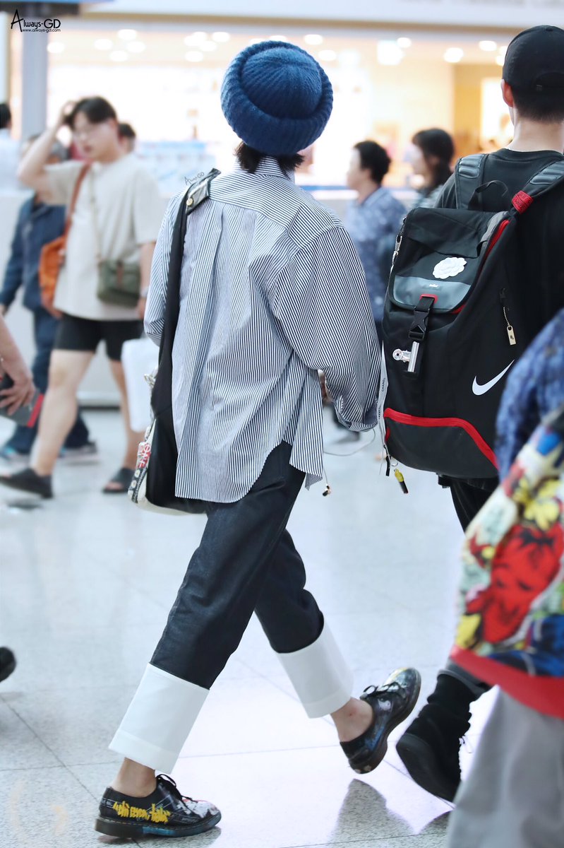 always_gd's tweet photo. 17.09.16 🛫

🤶🏻👕👖👞✨🎨✍🏻✔️

#권지용 💙
#지드래곤 💙
#PEACEMINUSONE 💙

#AlwaysGD https://t.co/1rPrb6ucmp