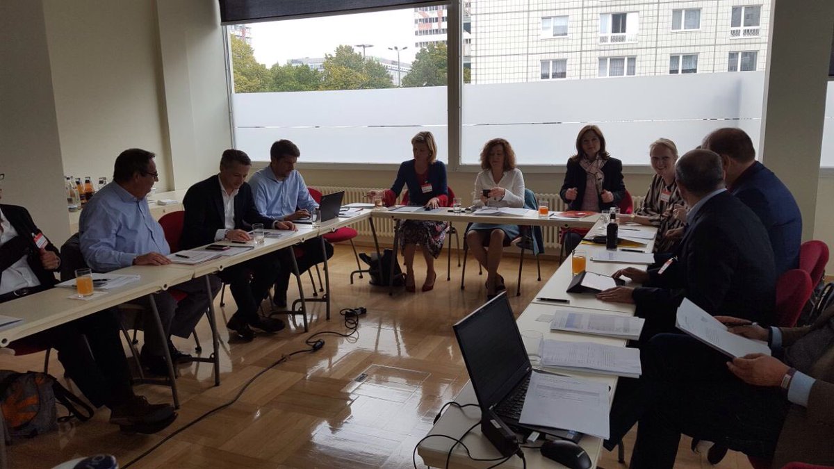 bdkom's tweet photo. Die Spiele beginnen: Live Jury Pitch für die #pdj2017 #kk17 #GoldenerApfel #Spannung @rekreitz @VollmarWWF @NikolausBlome @klauseck https://t.co/goKHIW6hQB