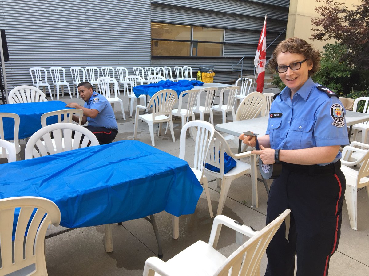 TPSAuxEdison's tweet image. Setting up for #RunToRemember at @TPS51Div!  PC and #amazing DJ @ParksAndHuntley supervising! @TPSAux51Div