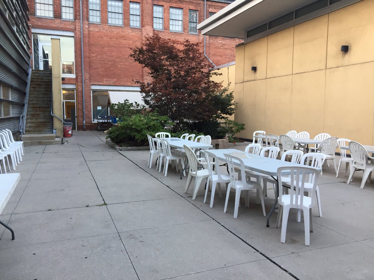 TPSAuxEdison's tweet image. Setting up for #RunToRemember at @TPS51Div!  PC and #amazing DJ @ParksAndHuntley supervising! @TPSAux51Div