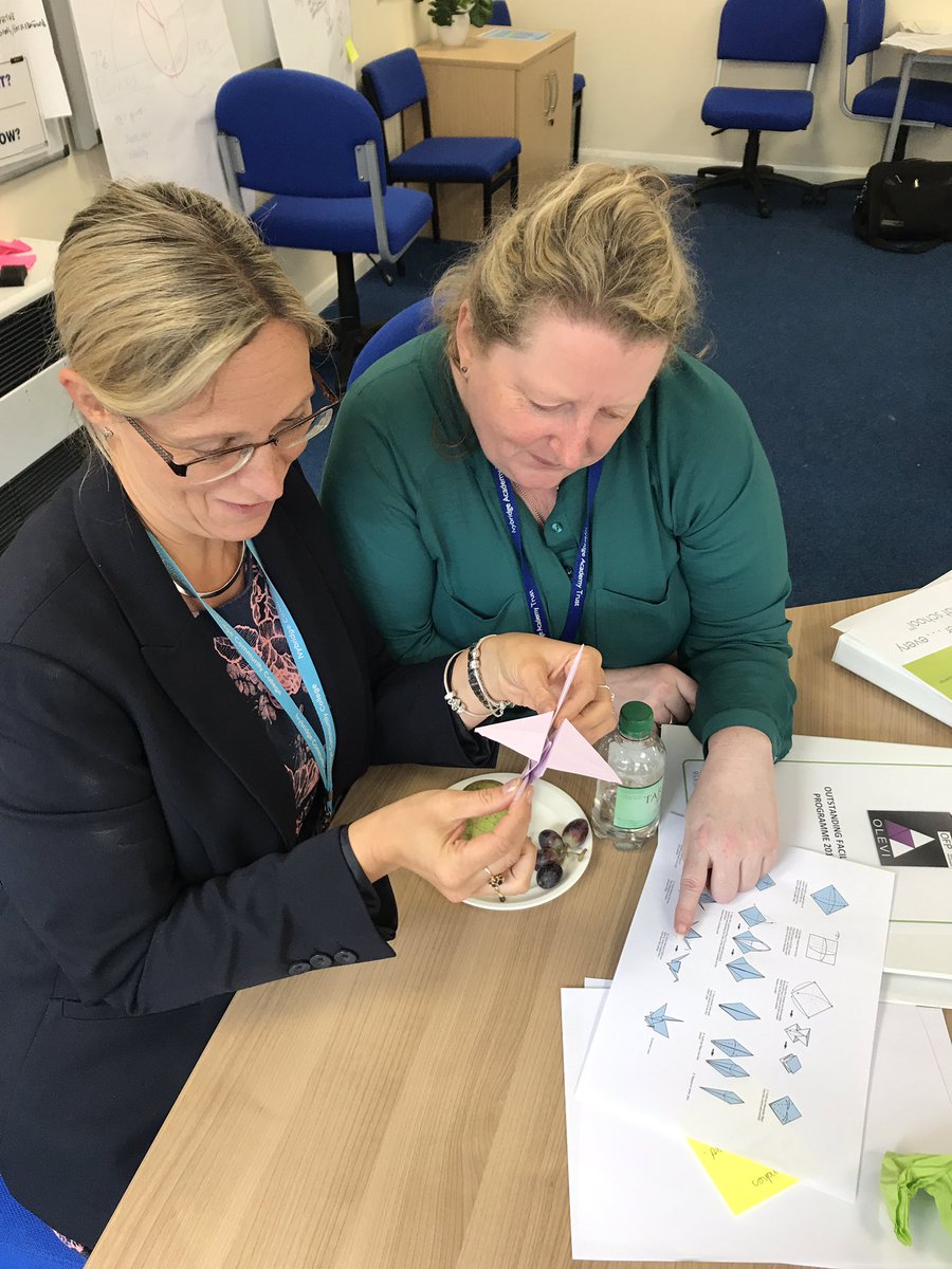 EmilyIsrael5's tweet photo. Lunch break at #OFP means making our peace cranes for #InternationalDayofPeace @Suziewooziewong @apearcepowell @Sophie1516Sport https://t.co/JccJs6ZGoH