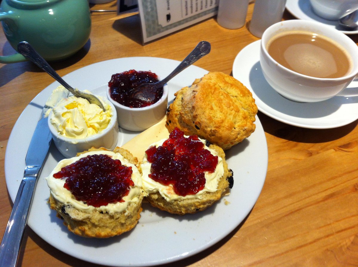 Who could do damage to a Devon cream tea right now? Find great places to eat one> bit.ly/2xlvl6I #lovedevon