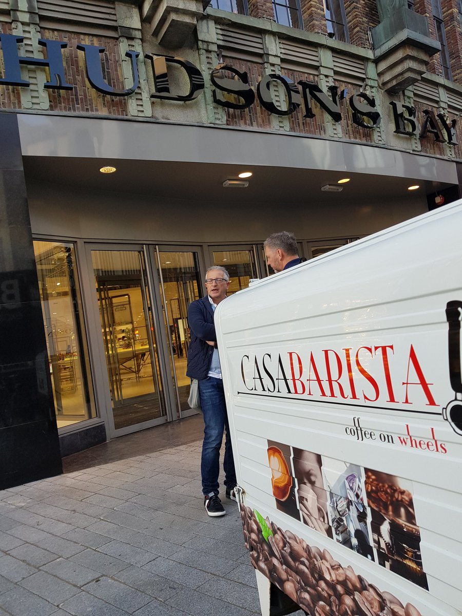 At your services: Ondertussen ook de opening <a href="/hudsonsbay/">Hudson's Bay | La Baie d'Hudson</a> in Den Bosch. Rennen voor koffie van Joop. ow.ly/3gLn30fk0mc