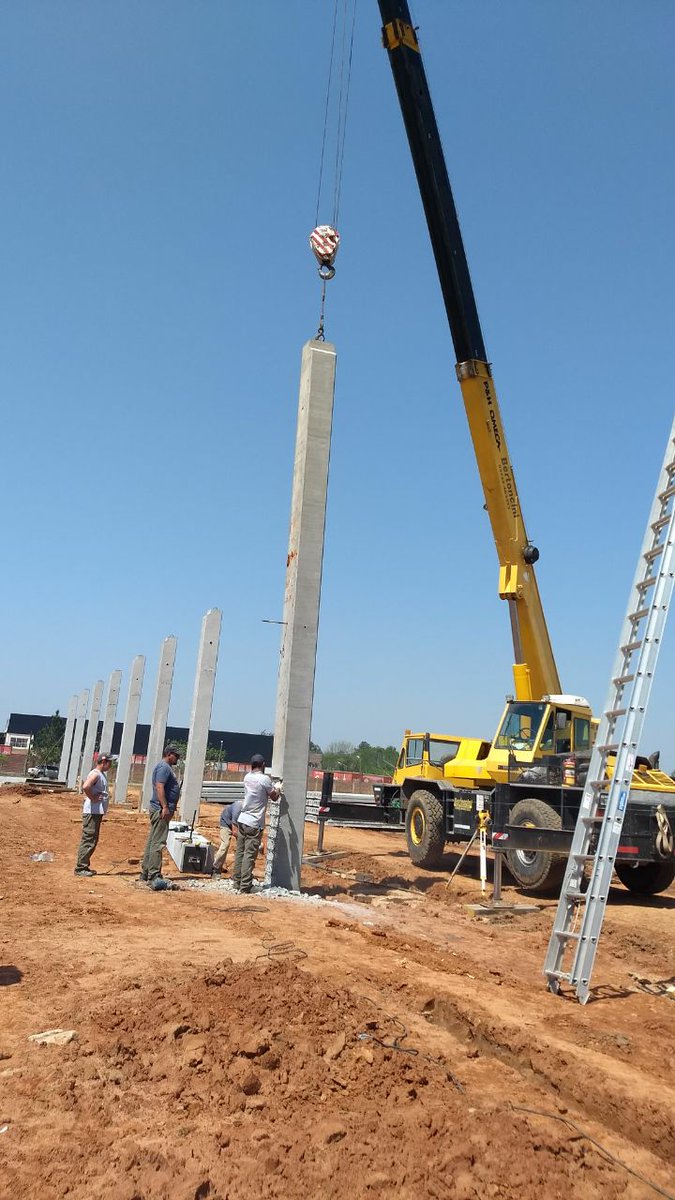 Siguen los trabajos en la tribuna Sur..se están colocando las columnas q serán las bases