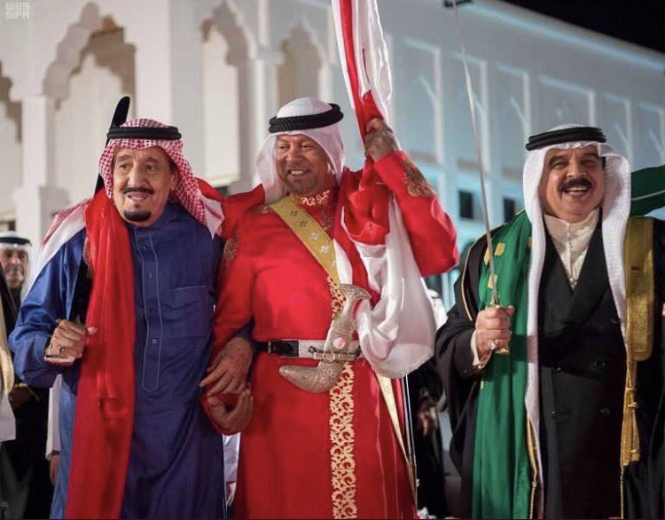 يا صليب الراس .. حنا على اليمنى 
نبذل الغالي .. و الأعمار نصخيها 
💚🇸🇦🇧🇭❤️
#اليوم_الوطني_السعودي