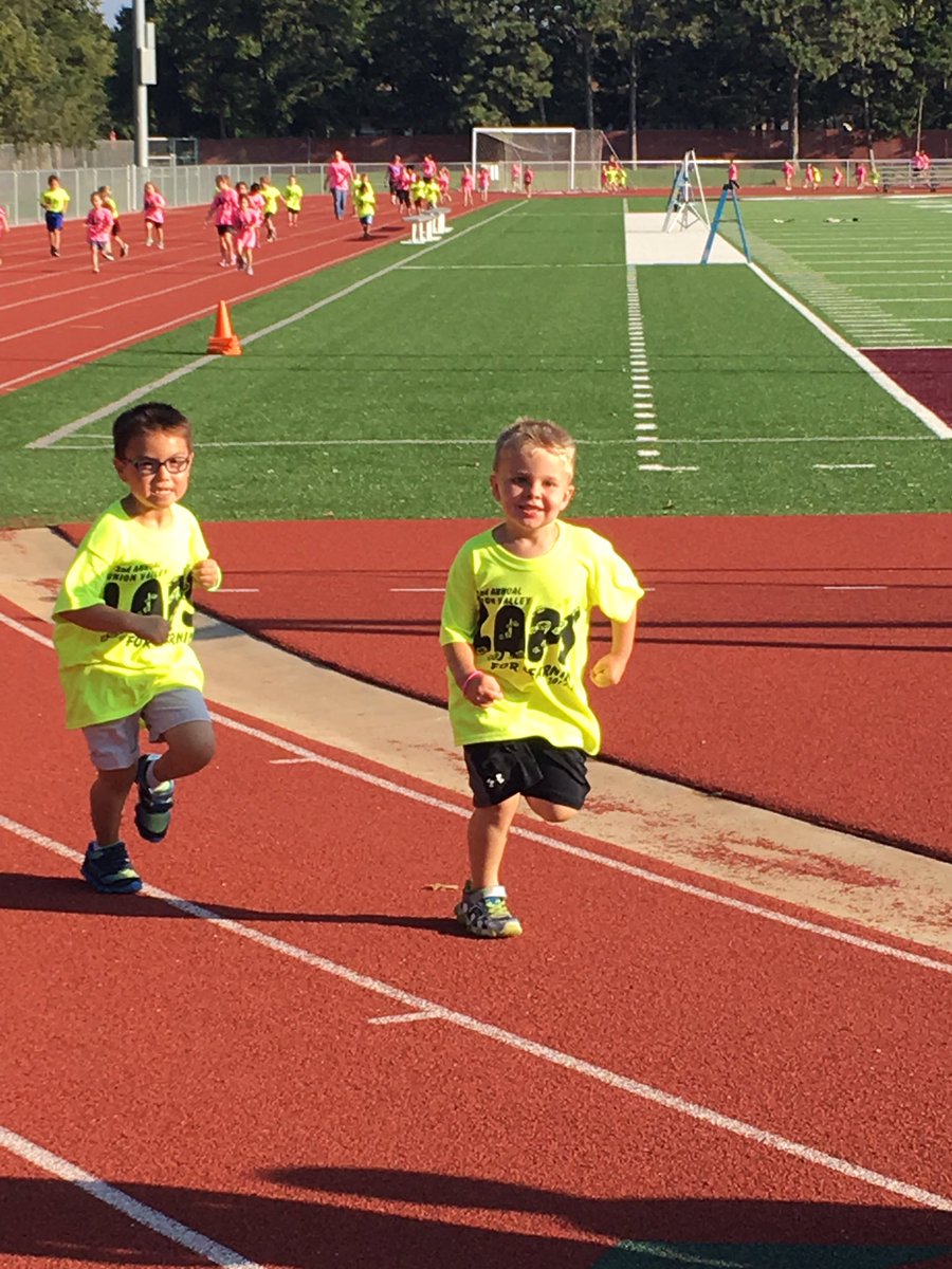 JNewsumKimble's tweet photo. So much fun on the track this morning! #Laps4Learning #Kindergarten #UVLearn https://t.co/nRulNDrMq5