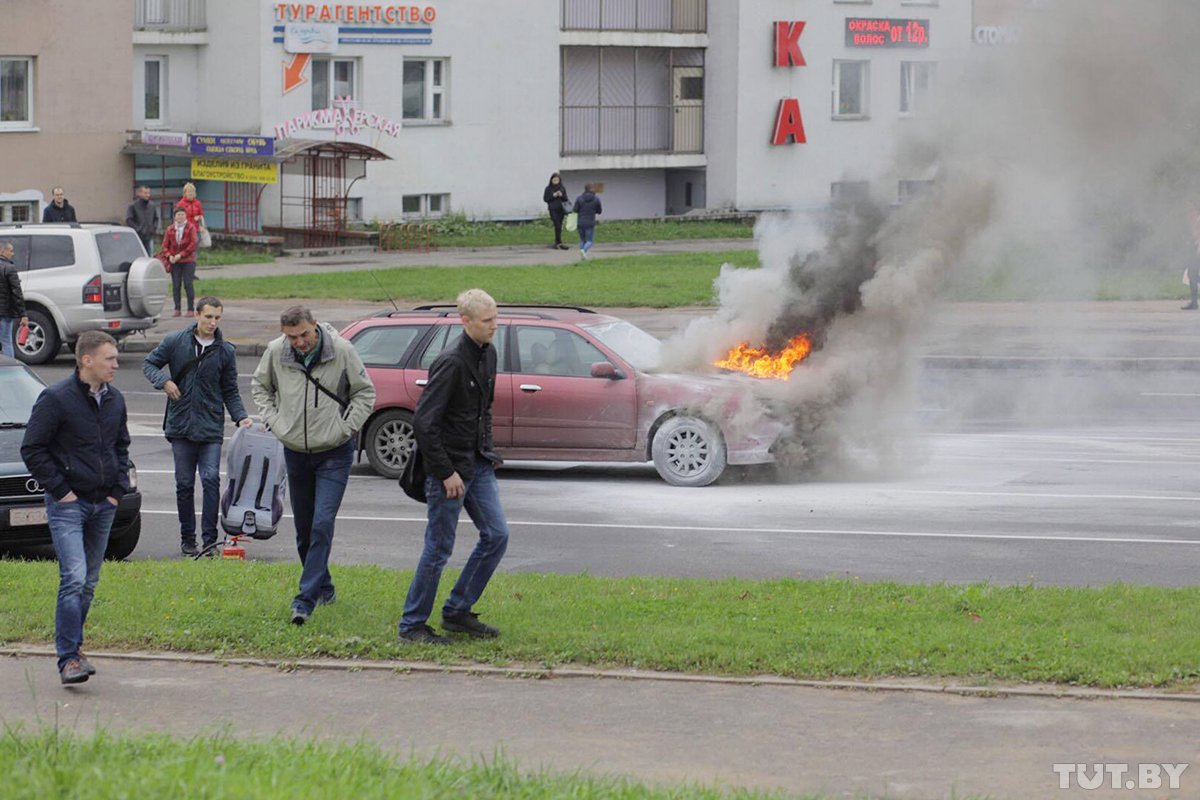 В Минске на перекрестке загорелся Nissan Primera.

auto.tut.by/news/accidents…