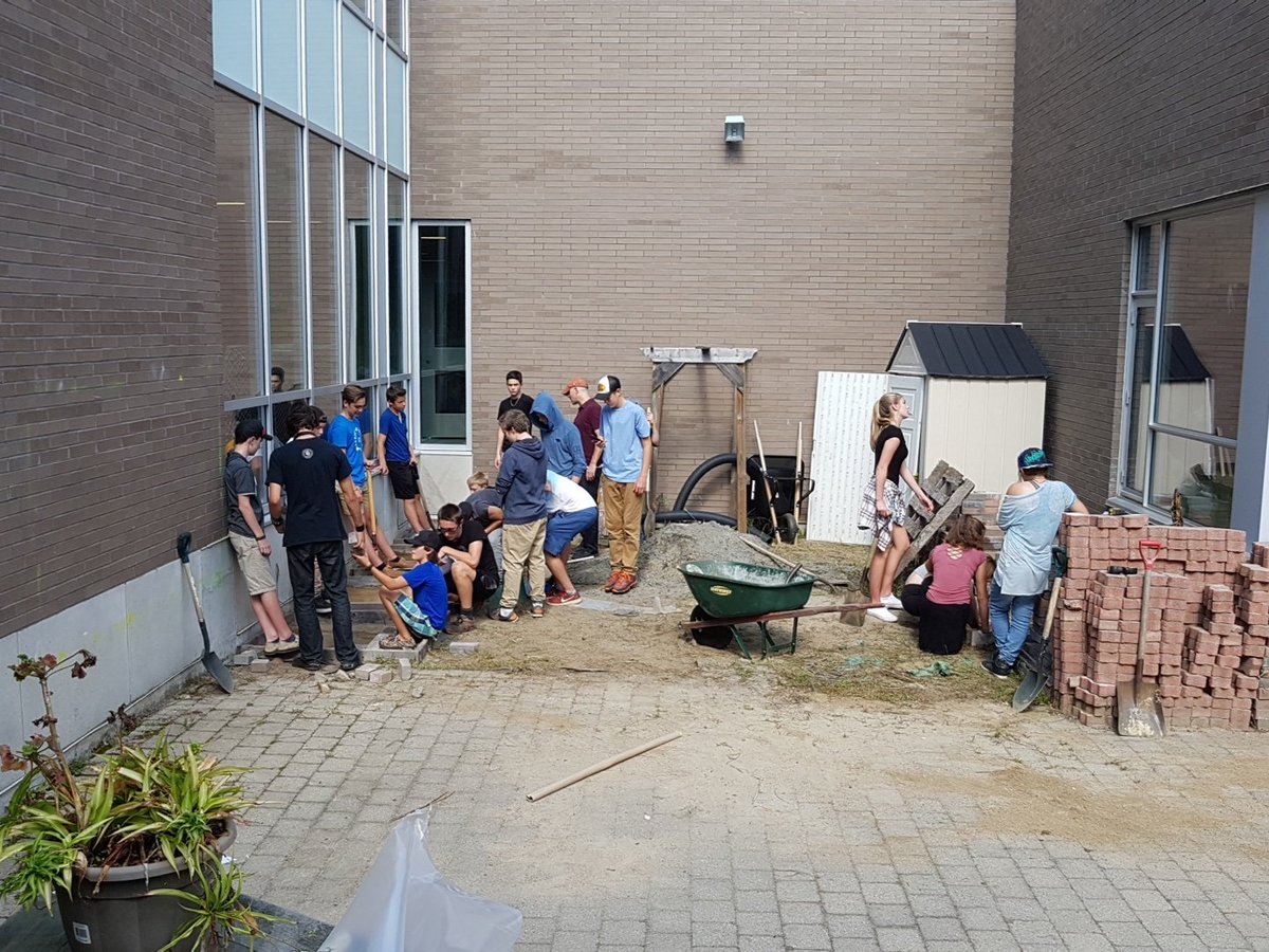 bmlsstech's tweet image. Gr 9 exploring tech making patios. #thelakerway @infobml @davidsornberger