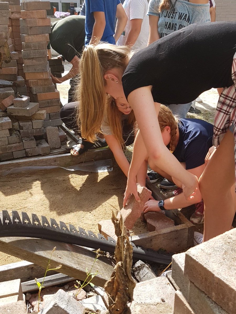 bmlsstech's tweet image. Gr 9 exploring tech making patios. #thelakerway @infobml @davidsornberger