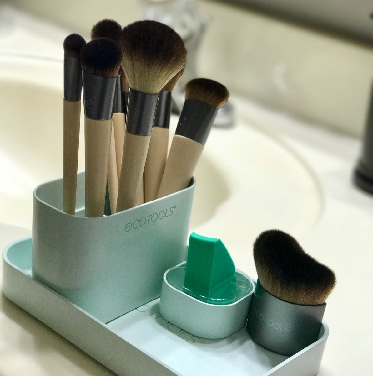 Big thanks to Influenster for this ecoTools box with 11 makeup brushes and a sponge! All free goodies for me to test out and review! 👏🏼😍