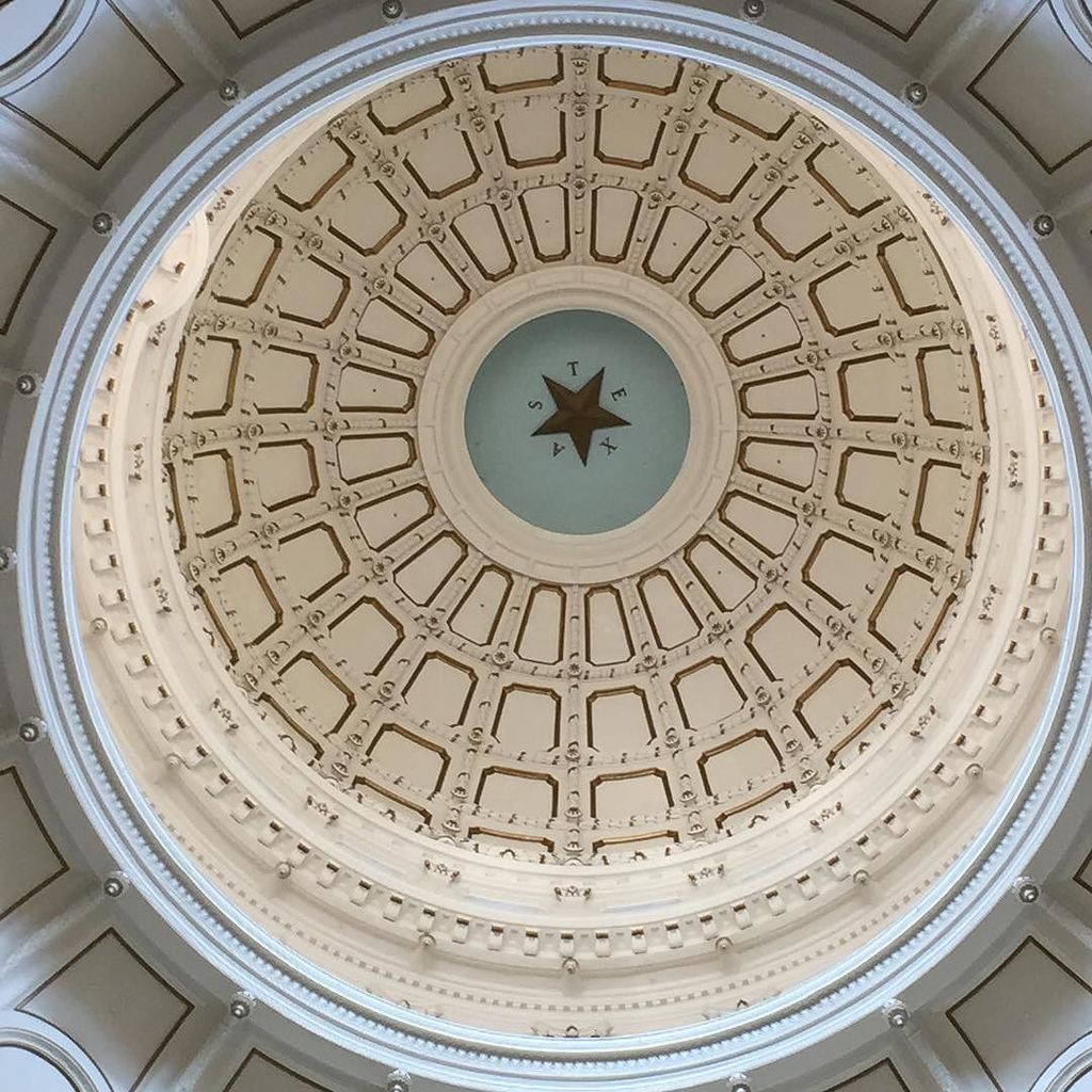 KKattrap's tweet image. Inside the #texasstatecapitol Always have to photograph a dome.  #austin #domearchitecture #domeart #classicalarch… ift.tt/2fdqXOC