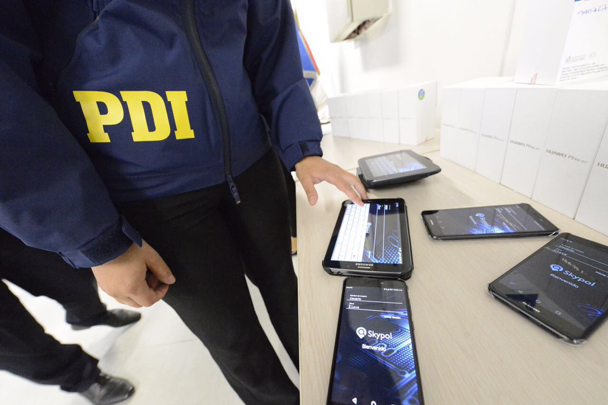 PDI_CHILE's tweet photo. Con la presencia de nuestro Director General se entregaron 449 equipos #skypol para la optimización de los controles de identidad. 🚔🕵️‍♀️🕵️ https://t.co/nrE2TywkaO