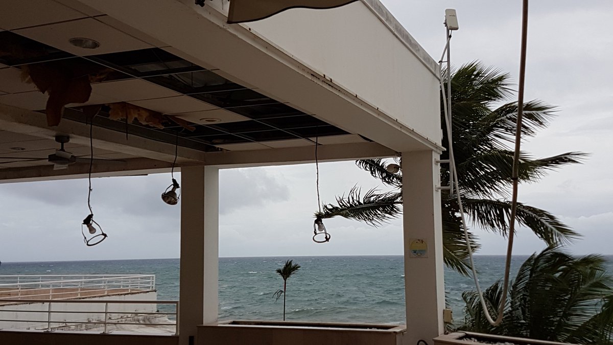 Quelques dégâts: toute notre équipe est mobilisée pour tout remettre en place #ouraganmaria #hotelBateliere #Martinique