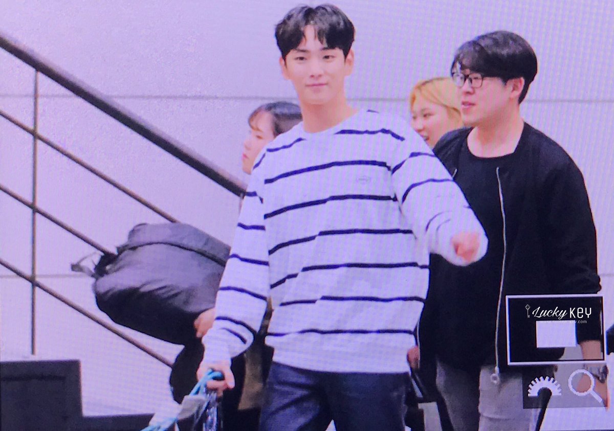 LuckyKey07's tweet photo. 170921 생파 퇴근 #Key #기범 
기범이 안녕 👋❤️ 초대해줘서 고마워^^^ https://t.co/2nNm1pE43F