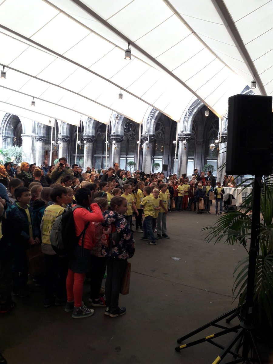 DashderRoboter's tweet photo. So viele codingbegeisterte Kinder - huiuiui! Ein toller Auftakt für die Preisverleihung von @mbk2017 mit dem @DaVinciLabVIE https://t.co/Ja28uIOTqA