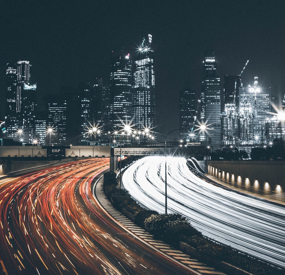 Oguchi T 小口 高 シンガポールの市街地の夜景写真 T Co Hwhynnlqtv 片側に6車線がある広い道路を走る車の白いヘッドライトと赤いテールランプの対比が印象的 背後のビルの灯りがつくる構図も興味深い 地元の写真家の Thaddaeus Lim 氏が長時間