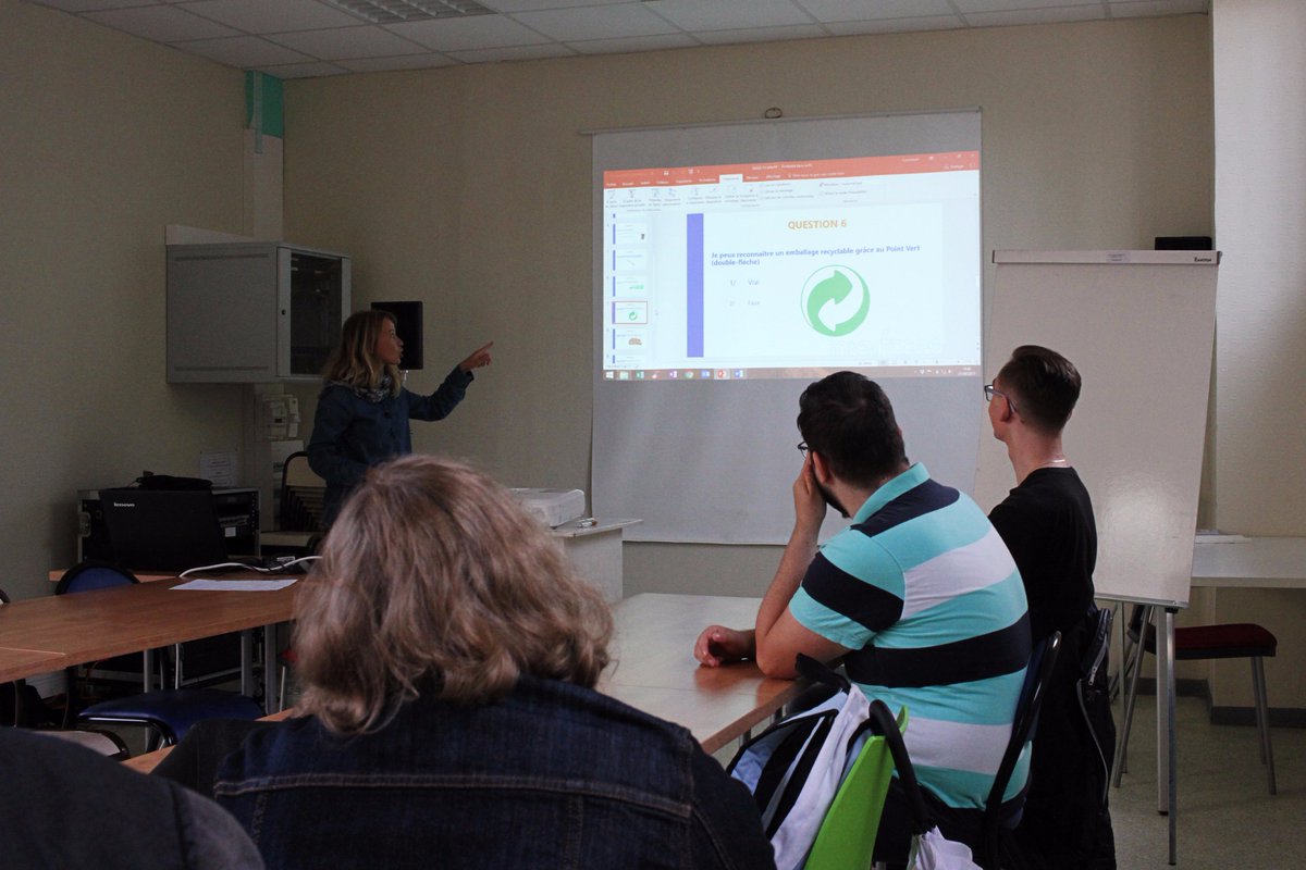 misslocrbx's tweet photo. Atelier "Trier c'est pas facile" avec @Interfaces59 cet après-midi à la Garantie Jeune de Roubaix. Merci à eux pour cet atelier ! https://t.co/aXNr9nok98
