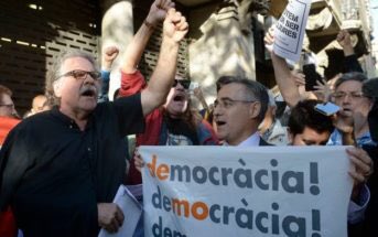 MassimoPassaro's tweet photo. ajudar a la mordassa de la democràcia no pot ni ha de deixar indiferent. tots els que estan callats són acusats d'una disculpa totalitarista https://t.co/pbjqdXVvTU