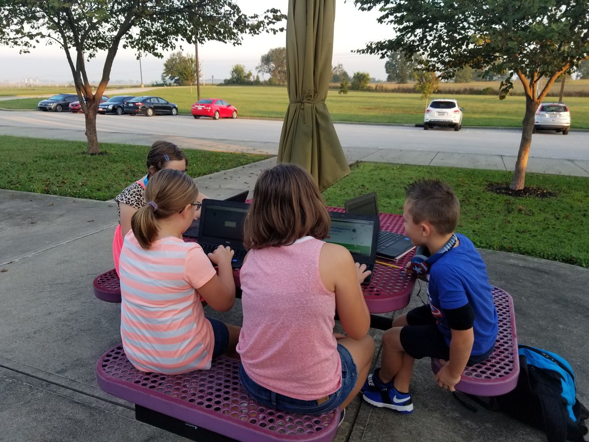 msthomas92's tweet photo. Learning is always more fun when you get to do it outside! #hcsleadingtheway #outdoorreadingcenters https://t.co/EDdBrpkrHG