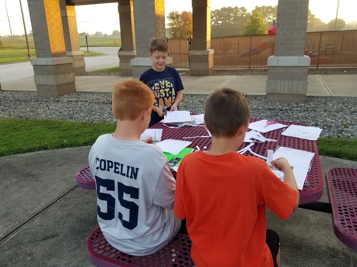 msthomas92's tweet photo. Learning is always more fun when you get to do it outside! #hcsleadingtheway #outdoorreadingcenters https://t.co/EDdBrpkrHG
