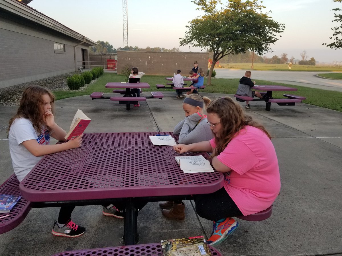 msthomas92's tweet photo. Learning is always more fun when you get to do it outside! #hcsleadingtheway #outdoorreadingcenters https://t.co/EDdBrpkrHG