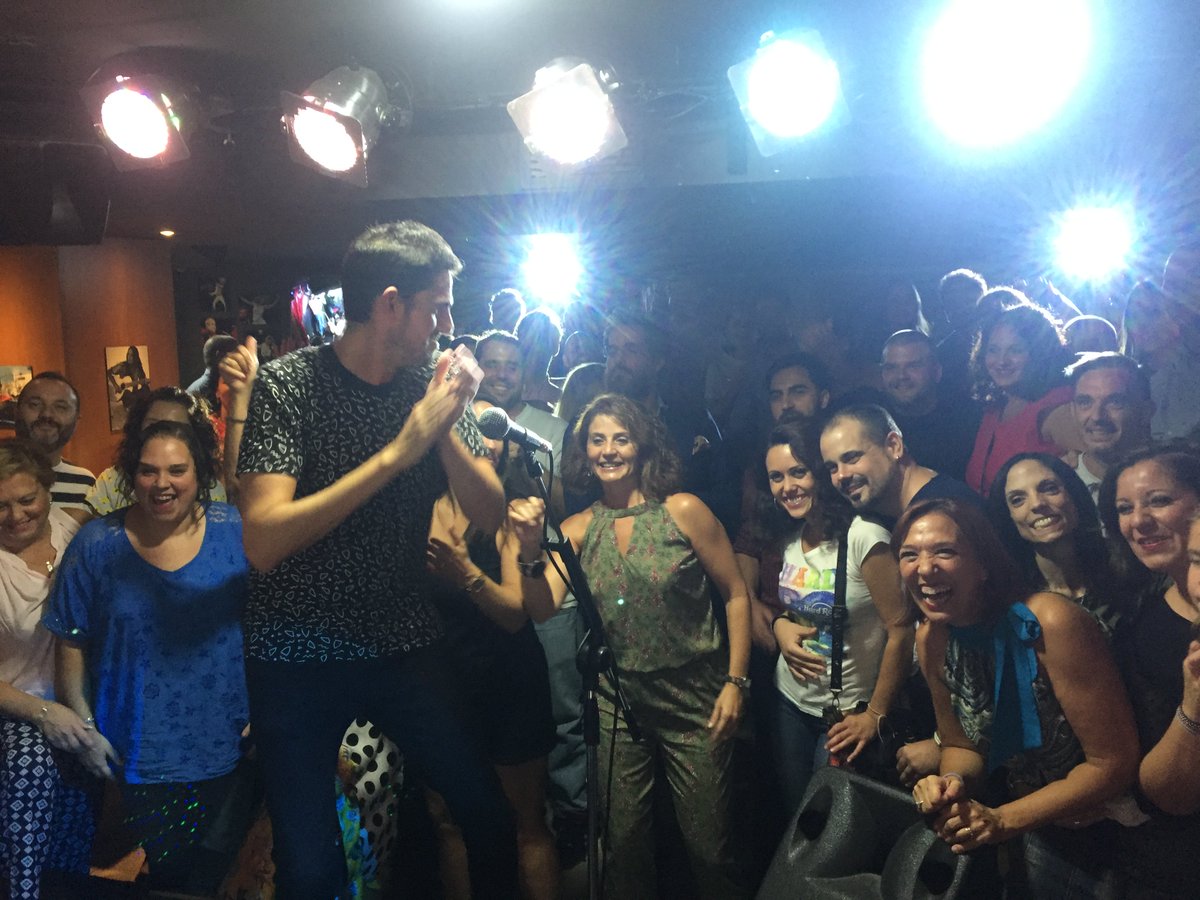 GoldenClubMusic's tweet photo. Y es que @KeruSanchez  se hace querer y siempre acaba así, rodeado de fans! @FansKeruSanchez #ConsumeMusicaenDirecto #conciertos #CordobaEsp https://t.co/Uv12BwbgcT