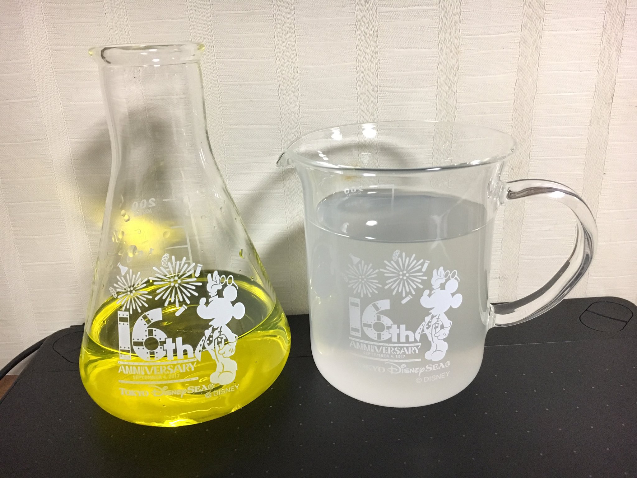恵乙 Ar Twitter 夜は実験のお時間です Tdsの16周年グッズで販売してたフラスコ花瓶とビーカーマグで ブラックライトで光るお飲物の会 そしておまけのパイン飴 T Co K8bwytelsg Twitter 恵乙 Ar Twitter 夜は実験のお時間です Tdsの16周年グッズで販売してたフラスコ花瓶とビーカーマグで ブラックライトで光るお飲物の会 そしておまけのパイン飴 T Co K8bwytelsg Twitter