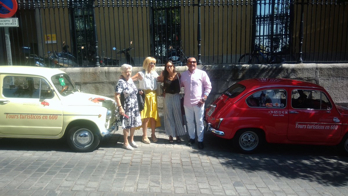Una familia muy guay y 3 generaciones disfrutando de #madrid y nuestros #seat600 de turismo #travel #trip #TravelFirsts