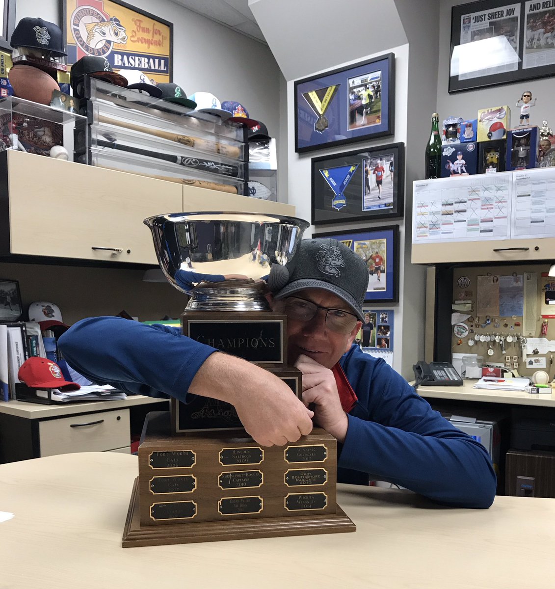 GoldeyesGM's tweet image. Don't have to give this back for at least another year. #backtobackchamps🏆🏆  #anotherring #needoneforthethumb 💍 💍 💍 💍 '94 '12 '16 '17