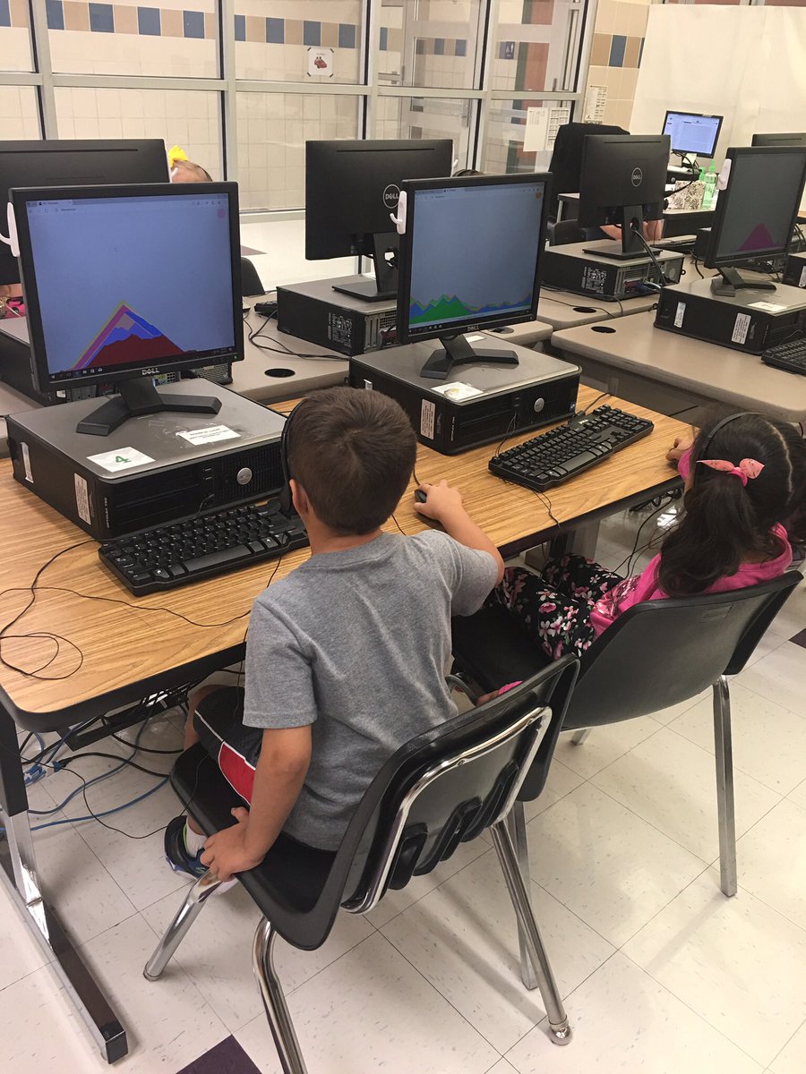 FortComputerLab's tweet image. Learning mouse control and creating sand art in kindergarten computers! @wrfortelem