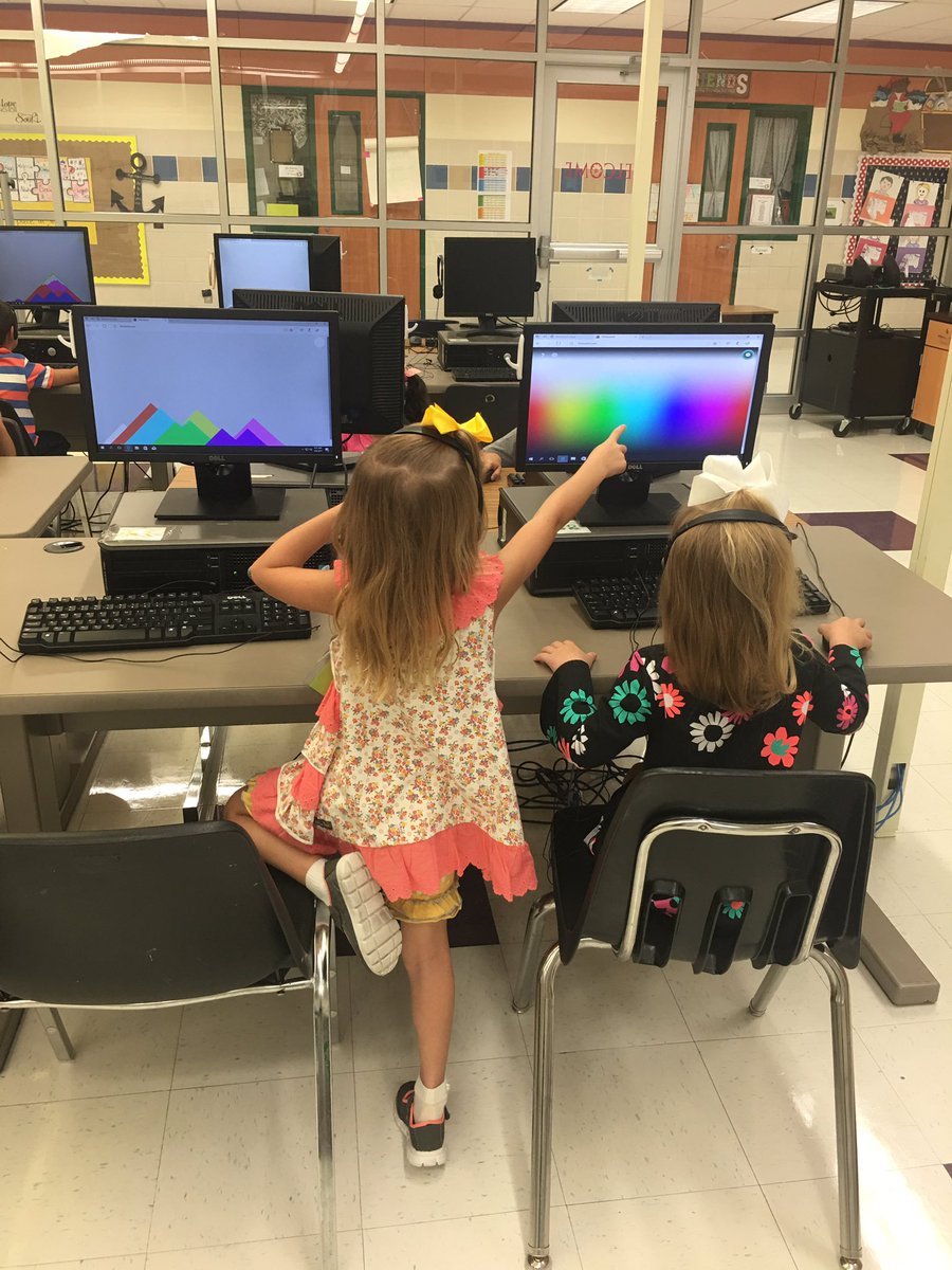 FortComputerLab's tweet image. Learning mouse control and creating sand art in kindergarten computers! @wrfortelem