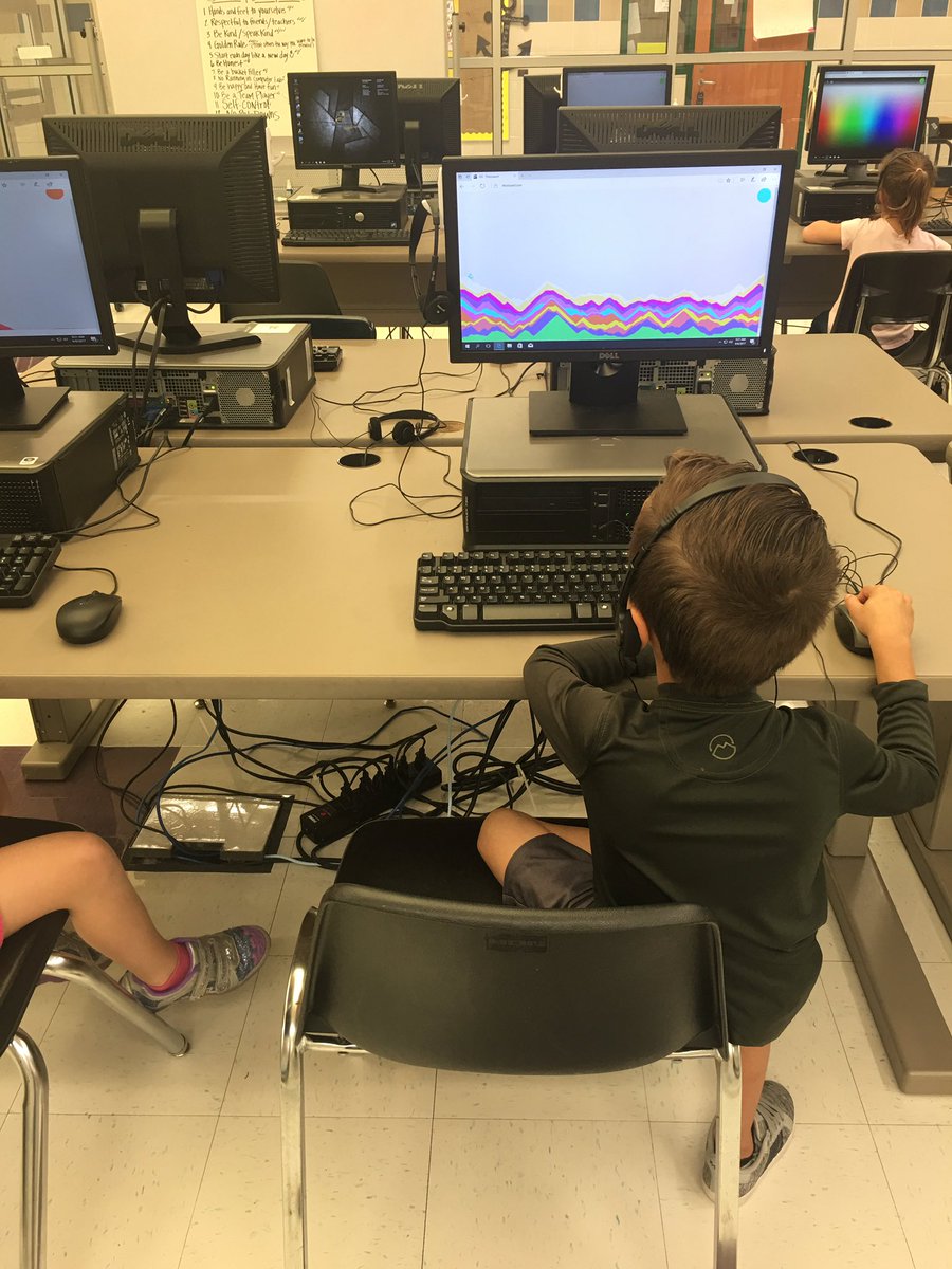 FortComputerLab's tweet image. Learning mouse control and creating sand art in kindergarten computers! @wrfortelem
