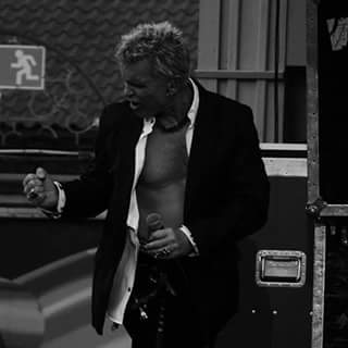 carlapunkgirl's tweet image. Not your normal idol pose.. couple years back I came across this.. #blacknwhite #intenseexpression something about it.. #idol