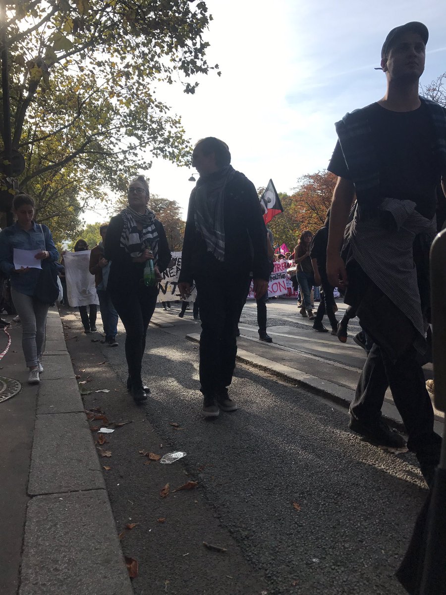 livchine's tweet photo. Dans un Paris tout triste , voir tous ces gens qui chantent l'internationale et qui marchent contre une vilaine loi c'est BON https://t.co/JWKe4spr0j